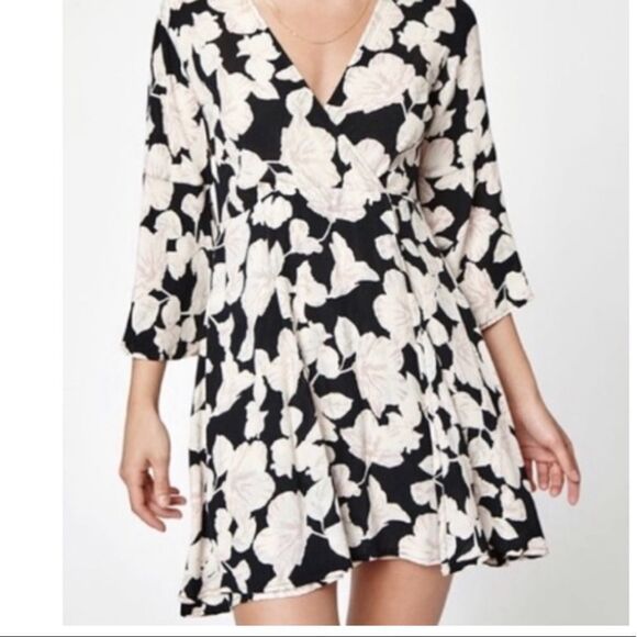 Billabong Floral bell sleeve wrap dress - Picture 6 of 9